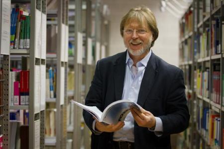 Prof. Dr. Rainer Busch zu seiner Zeit als Vizepräsident für Internationales und Forschung in der Bibliothek der Hochschule (Bild: HWG LU)