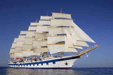Kreuzfahrtschiffe dürfen noch nicht wieder in See stechen. Die Reedereien bereiten sich auf den Neustart vor und haben traumhafte Fahrpläne in den Programmen. Die »Royal Clipper«, das größte Vollschiff der Welt, bringt dann maximal 227 Gäste mit der Antriebskraft des Windes in die Karibik. (Foto Star Clippers)