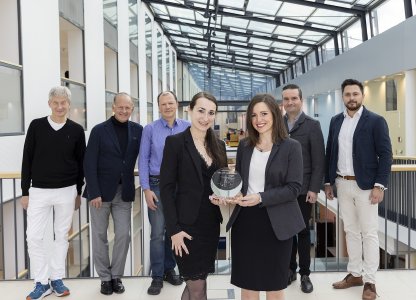 Preisträgerin Dr. Klara Janjić (li) mit ÄgT-Wissenschaftlerin Dr. Dilyana Filipova und
Uni-Delegation sowie ÄgT-Vorstandsmitglied Dr. Andreas Ganz (2. v.re.).
Foto zur freien Nutzung, Credit: MedUni Wien / feelimage