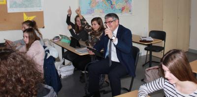 Da meldet sich auch der Landrat: Manfred Görig hat sichtlich Spaß beim Besuch der ersten Ipad-Klasse im Kreis an der Geschwister-Scholl-Schule in Alsfeld (Foto: Sabine Galle-Schäfer/Vogelsbergkreis)