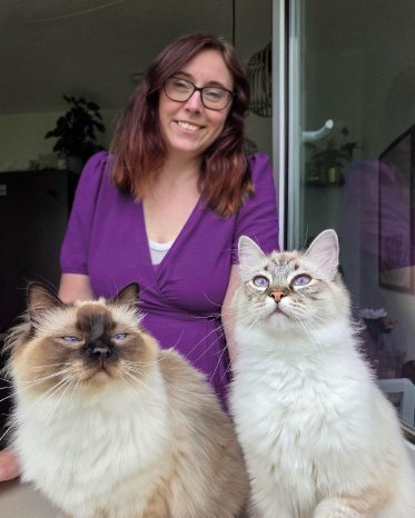 Portrait Mara Riechmann u Katzen.jpg