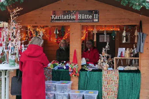 Kreativgruppe Förderverein Palliativstation und AHD e.V. in der Karitativen Hütte © Stadtmarketi.jpg