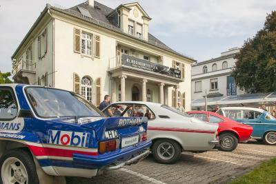 Historische Villa mit historischen Autos: Wie in jedem Jahr präsentierte Opel dem Publikum zahlreiche Oldtimer aus der Firmensammlung