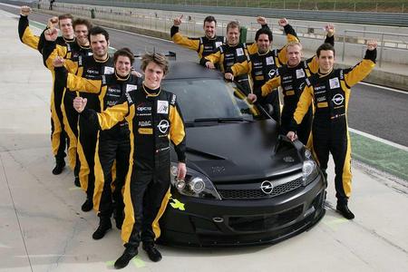 Erfolgreicher 24-Stunden-Test in Monteblanco mit zwei Rennversionen des Opel Astra OPC