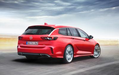 So scharf und doch so praktisch: Mit dem neuen Opel Insignia GSi Sports Tourer erlebt die ganze Familie Sport-Feeling pur – ohne dabei Abstriche bei Platz, Komfort und Praktikabilität zu machen