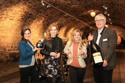 Inga Storck, Klara Zehnder und Carolin Klöckner zusammen mit Robert Haller im Weingut Bügerspita.jpg