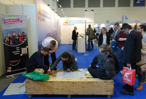 Ausbildungsmeister Conrad Barnekow mit 2 Auszubildenden.JPG