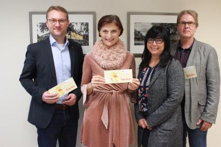 Jugenddezernent Dr. Jens Mischak (li.), Anett Wunderlich und Helmut Benner vom Jugendamt freuen sich über eine Spende vom Kinderschutzbund Lauterbach, überreicht von der Vorstandsvorsitzenden Dr. Simone Schwarzer (2. von links) (Foto: Gaby Richter)
