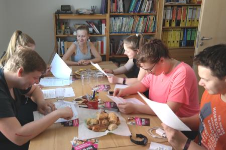Die Jury hatte keinen leichten Job: Benedikt Imhof, Marie Helene Decker, Karina Tschuljukow, Jaqueline Müller und Jonas Hauptvogel beim Sichten aller Bewerbungen. Unterstützt wurden sie dabei von Anastassia Eckstein vom Jugendbildungswerk (hinten vor Kopf) (Foto: Silvia Lucas, Vogelsbergkreis)