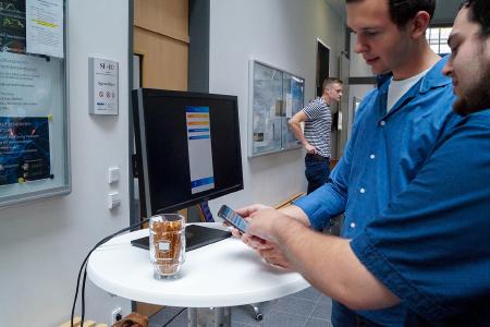 Die von einem studentischen Team entwickelte „VetApp“ soll Tierärzte bei der Dokumentation ihrer Behandlungen unterstützen. (Foto: Hochschule Osnabrück / Elisa Stock)