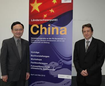 Sie eröffneten die Veranstaltungsreihe "Länderschwerpunkt China" (v.l.): Prof. Li Guoqiang, 1. Sekretär für Bildung, Botschaft der Volksrepublik China in Deutschland, und Prof. Andreas Frey, China-Beauftragter der FH