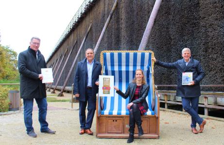 Bildbeschreibung: v.li.n.re. Erster Stadtrat Peter Krank, Bürgermeister Klaus Kreß, Kerstin Schneekloth (Geschäftsführerin der Bad Nauheim Stadtmarketing und Tourismus GmbH) und Steffen Schneider (Fachbereichsleiter Kur- und Servicebetrieb)