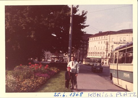 01_Orhan Özbek und Sohn am Augsburger Königsplatz 1968.jpg