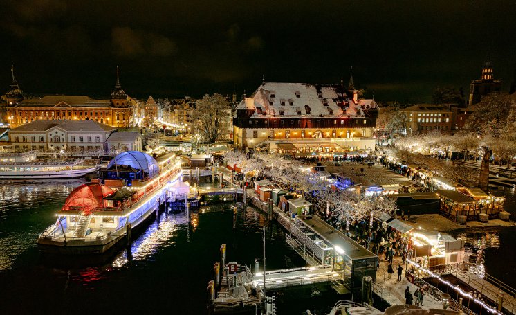 Konstanz-Stadtgarten-Hafen-Konzil-Weihnachtsschiff-Weihnachtsmarkt-Schnee-Luftbild-Abend-0.jpeg