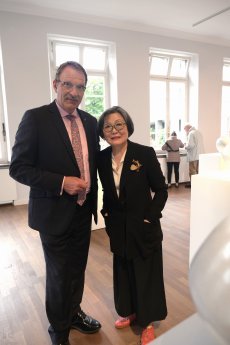 Young-Jae Lee mit Prof. Dr. Noll im Hetjens (c) Stiftung Zollverein.jpg