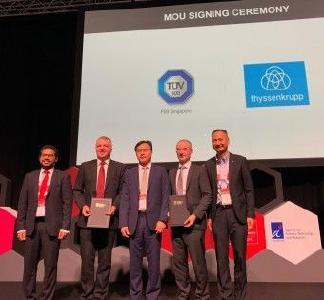 Von links nach rechts: Abhinav Singhal, Chief Strategy Officer APAC, thyssenkrupp, Jan Lüder, CEO of thyssenkrupp Industrial Solutions (Asia Pacific) Pte. Ltd., Dr. Ho Chaw Sing, Managing Director, NAMIC, Holger Lindner, CEO of Product Service Division, TÜV SÜD, Richard Hong, CEO of TÜV SÜD ASEAN