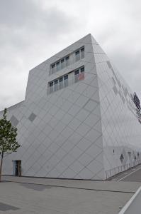 Vorgehängte hinterlüftete Fassadensysteme haben sich auch im Gewerbebau als Gestaltungselement und Energiesparmaßnahme bewährt