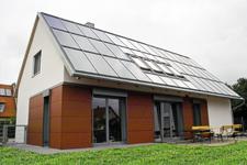 Komplette Dachflächen können zur Nutzung der Sonnenkraft für die Stromerzeugung und die Warmwasserbereitung eingesetzt werden