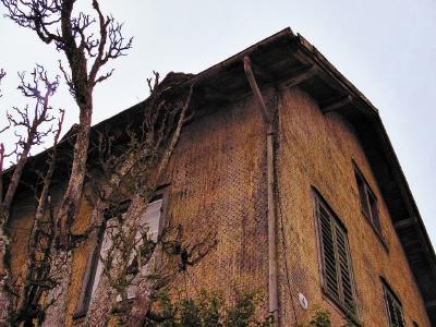 Nach der Sanierung kaum wiederzuerkennen: Die Fassade des Altbaus und die dahinter liegende Fachwerkwände waren völlig heruntergekommen und nicht mehr zu retten