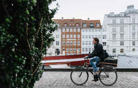 Skandinavien - Dänemark - Kopenhagen - Fahrradfahren in Nyhavn (Photo by Omar Yassen on Unsplash)