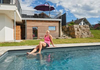 Entspannung und Regeneration in jeder freien Minute: Mit einer Gartensauna „Talo“ des Marktführers KLAFS und einem modernen und pflegeleichten Pool in ihrem schicken Zuhause hat sich Speerwurf-Ikone Christina Obergföll einen großen Traum erfüllt. Foto: KLAFS GmbH & Co. KG