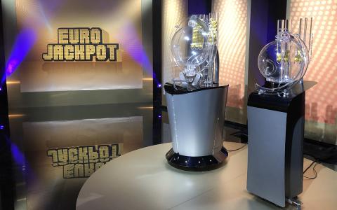 Im Ziehungsstudio der Lotterie Eurojackpot im finnischen Helsinki wurden inzwischen über 300 Millionäre ermittelt. Bei der jüngsten Ziehung am 11. September gab es gleich vier neue Millionäre. Ein polnischer Spielteilnehmer konnte dabei die oberste Gewinnklasse treffen und erzielt einen Gewinn von rund 21,8 Millionen Euro / (c) WestLotto