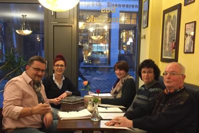 Beim Treffen der Hygieneinspektoren in Alsfeld: Das Bild zeigt (v. l.) den Vorstand mit dem Vorsitzenden Klaus Baritz (Schwalm-Eder-Kreis), Romy Jacob (Vogelsbergkreis), Nina Rohrbach (Landkreis Hersfeld-Rotenburg), Tanja Aue (Landkreis Kassel) und Rudolf Friedrich (Beisitzer im Ruhestand, ehemals Gesundheitsamt Frankfurt). Foto: Gesundheitsamt Vogelsbergkreis