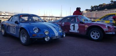 Rallye-Autos im Ziel: Zwei Alpine A110 im zeitgenössischen Rallye-Trim.
