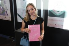 „Die Absolventin Lena Marie Schulz mit ihrer Bachelorarbeit zum Oberthema 