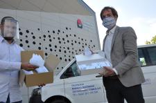 M.Sc. Felix Harden (links), TH Lübeck übergibt die Masken an Nikola Leuschner vom Kinderschutzbund Lübeck, Foto: THL 