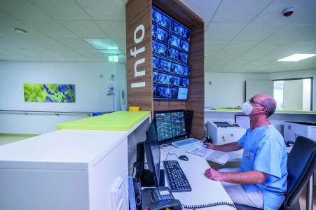 Blick in die Stroke Unit des Klinikums Christophsbad: Pflegekräfte, Logopäden, Ärzte am Bett eines In-tensivpatienten, Foto: Christophsbad/Carlucci