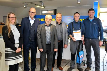 Patricia Griener, Geschäftsführerin der Kreishhandwerkerschaft Sigmaringen, Hauptgeschäftsführer Dr. Joachim Eisert, Ex-Vorstand Hermann Dreher und Vizepräsident Harald Walker von der Handwerkskammer Reutlingen gratulierten Alexander Löffler und Firmenchef Harald Bauknecht (v.l.n.r.). Foto: Handwerkskammer Reutlingen