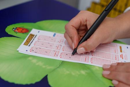 Kreuze setzen kann sich lohnen: Zwei Spielteilnehmer aus Nordrhein-Westfalen und Polen konnten den Eurojackpot knacken und freuen sich über jeweils 45 Millionen Euro