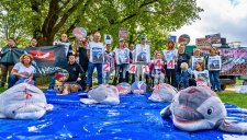 GRD-Protestaktion gegen Delfinschlachtungen in Japan und auf den Färöer-Inseln in Berlin