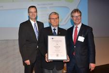 Verleihung der IHK-Ehrenurkunde (v.l.): Prof. Dr. Ralf Jahn (Hauptgeschäftsführer IHK Würzburg-Schweinfurt), Dr. Kurt Eckernkamp (Verleger und Aufsichtsratsvorsitzender Vogel Medien Gruppe) und Stefan Rühling (Vorsitzender der Geschäftsführung Vogel Business Media) (Foto: Vogel Business Media)