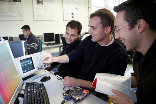 ET-Fernstudierende im Labor an der h_da.JPG