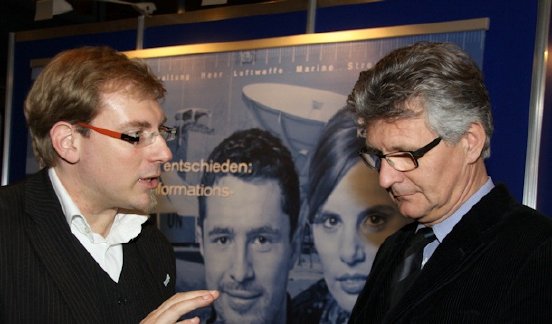 Sven Recker mit Oberbürgermeister Schwandner.jpg