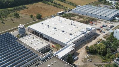 Der größte Anteil der Investitionen der Hansgrohe Group mit 55,1 Millionen Euro (plus 39 Prozent zum Vorjahr) floss 2018 in die deutschen Standorte, insbesondere in den Bau einer Kunststoffgalvanik im Werk Offenburg. Diese neue Kunststoffgalvanik (Gebäude in der Mitte des Bildes) wird im Frühjahr 2019 in Betrieb genommen. Copyright: Hansgrohe SE / Drohnenflug Henn