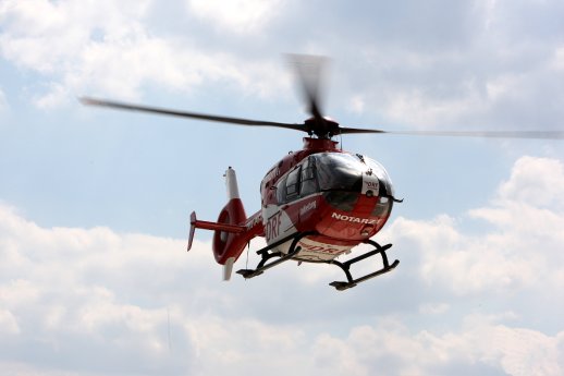Der Zwickauer Hubschrauber der DRF Luftrettung im Einsatz.JPG