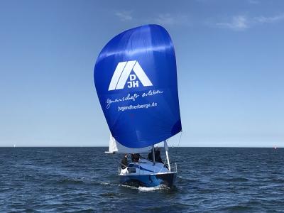 DJH-Spinnaker auf der Warnow im Mai 2018 / Foto: Gunnar Voigt