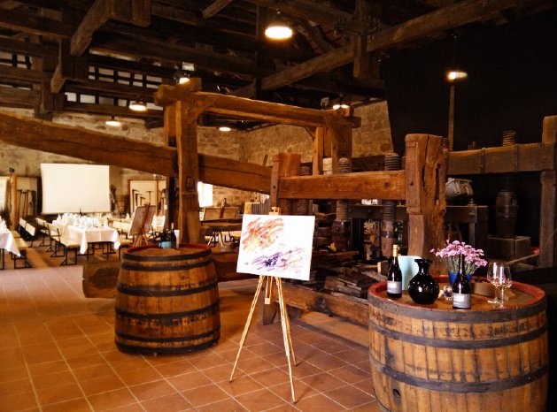 Weinkunde an historischer Stätte.jpg