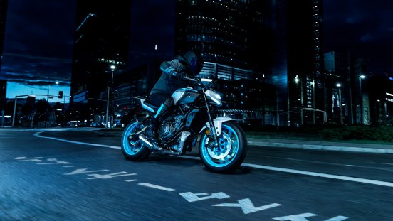 2025-Yamaha-MT07AS-EU-Ice_Storm-Action-006-03.jpg