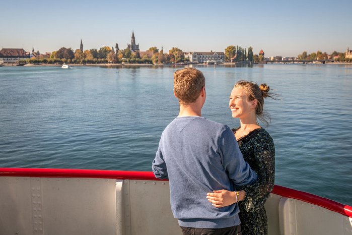 konstanz-bodensee-schifffahrt-bsb-ausflug-liebespaar-deck-blick-auf-muenster-04-herbst-copyright.jpg