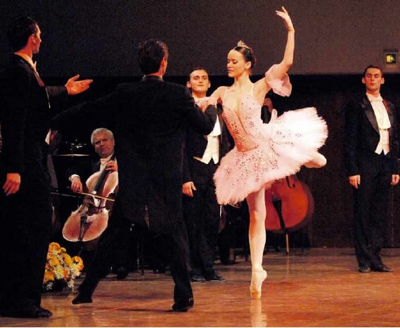 Viktoria Tkach vom Österreichischen K&K Ballett mit Ensemble.jpg