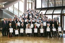 Nach Überreichung der Urkunden stellten sich die beiden goldenen Meisterinnen und die goldenen Meister 2013 zusammen mit Kammerpräsident Walter Tschischka (links), den beiden Vizepräsidenten Alois Jöst (4. von links) und Martin Sättele (7. von links), Ehrenvizepräsident Gerhard Höfler (2. von links) und dem stellvertretenden Hauptgeschäftsführer Jens Brandt (2. von rechts) dem Fotografen