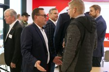 Interessierte Vertreter des Handwerks aus der Region folgten der Einladung der Handwerkskammer Mannheim Rhein-Neckar-Odenwald zum Netzwerktreffen Handwerk 2023 nach Walldorf und nutzten die Gelegenheit zum Austausch, unter anderem auch mit Präsident Klaus Hofmann (im Vordergrund, links).