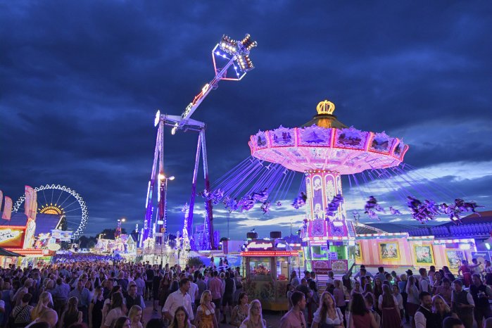 2_Gäubodenvolksfest_2018_17_Fotowerbung Bernhard.jpg