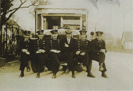 Alt-Betzenhausen Bus nach Freiburg Ort unbekannt mit Busfahrern ca 1930b.KuGe.jpg