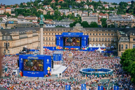 Stuttgart_Fan Zone Schlossplatz_c_in.Stuttgart_T. Niedermüller.jpg