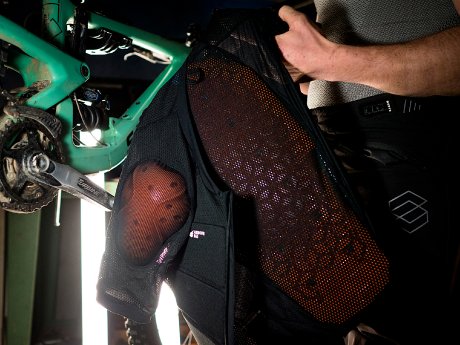 bluegrass-mtb-armour-back-shoulder-d3o-action5.jpg